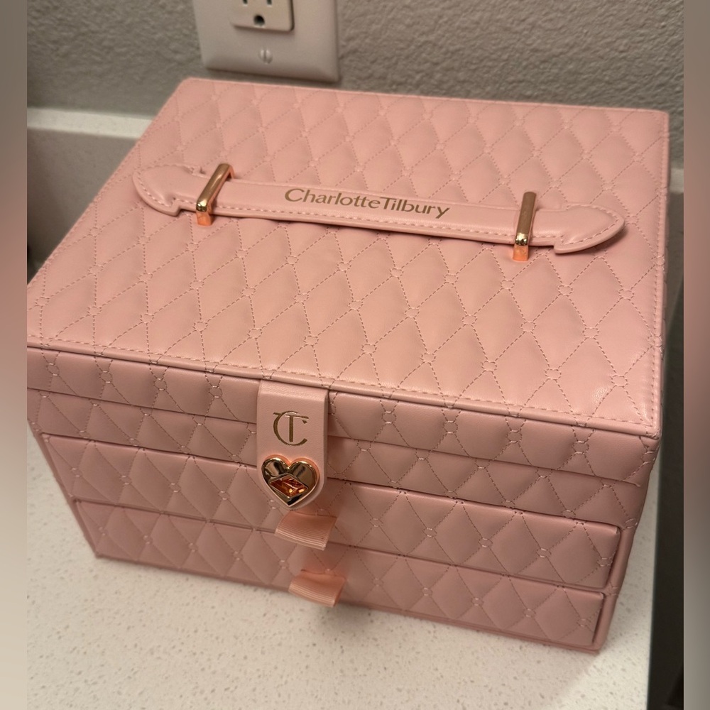 PILLOW TALK DREAMS COME TRUE
LIMITED EDITION MAKEUP KIT - Picture 2 of 9